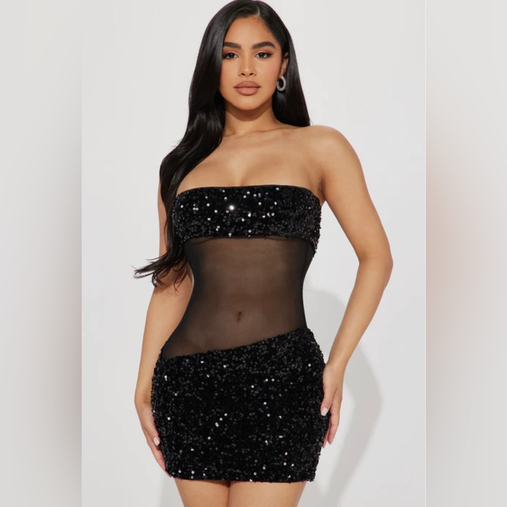 Akira sexy dress ! 🤍🤍🤍